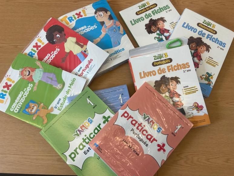 Oferta de livros de fichas aos alunos do 1.&ordm; Ciclo